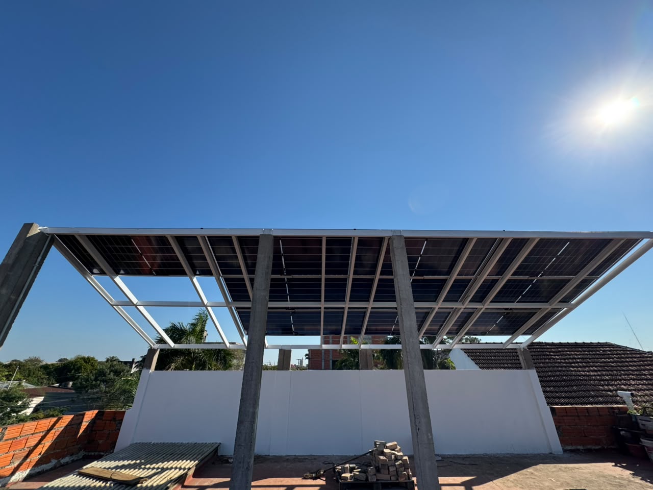 Estructura elevada con paneles solares instalada en una terraza en Formosa capital