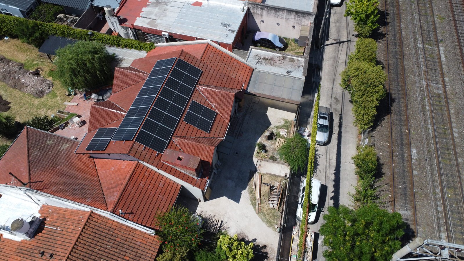 Blindaje Tarifario en Lomas de Zamora: Sistema Híbrido Trifásico Deye con Paneles JA Solar Este-Oeste